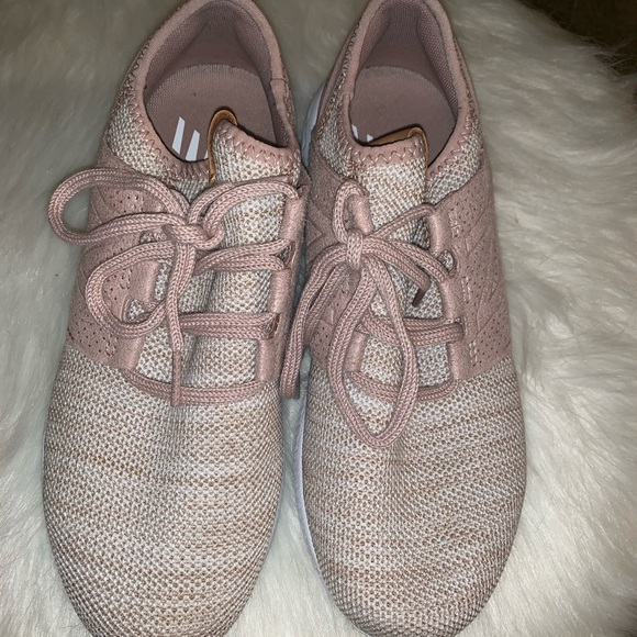 New Balance Women’s Athletic Shoes size 7 - Picture 2 of 2